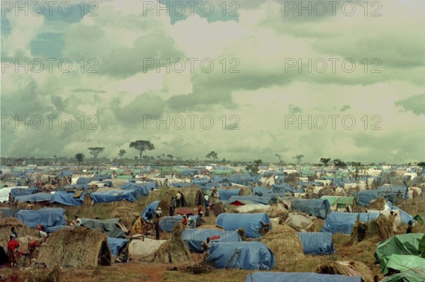 Benaco camp, RWA, 19.05.1994 -- Overview of the Benaco camp, which hosted more than half a million refugees from the civil war in Rwanda in just a few weeks. -- General view of the Benaco camp in Tanzania, where up to 600, 000 refugees lived after escaping the civil war in their country. -- Â© Karsten Thielker