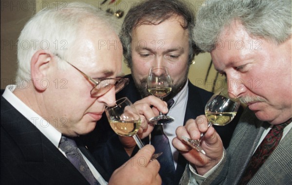 Deu, Rüdesheim, 12.10.1994 Wine tasting. (wine glass, sample, cost) © Karsten Thielker