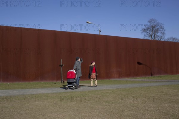 DEU Berlin A couple with strollers at the Wall Memorial on Bernauer Straße in Berlin. Germany Berlin A couple strolls around the wall memorial park