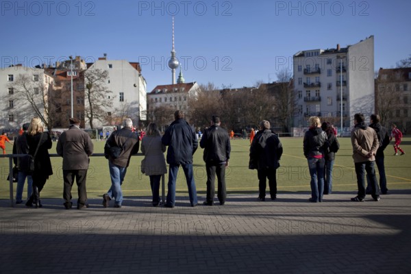 DEU Berlin spectators are watching a soccer game in Berlin-Mitte. Germany Berlin People watching a soccer match in Berlin-Mitte