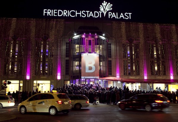 DEU, Germany, Berlin fans are waiting for Helena Bonham Carter and Colin Firth in front of the premiere of 'The King's Speech' at Friedrichsstadt Palast. Germany Berlin fans wait for Helena Bonham Carter and Colin Firth outside Friedrichsstadt Palace