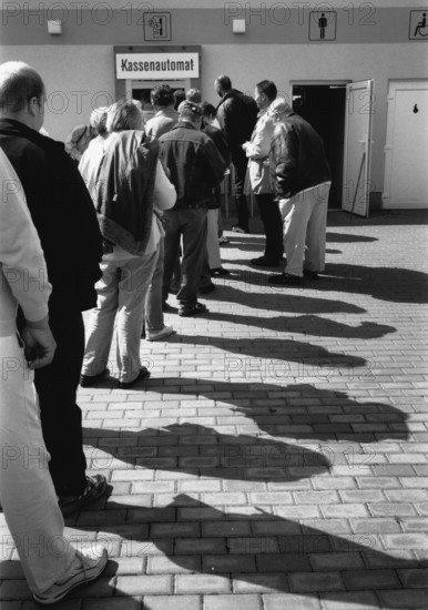 DEU, Germany, Niederfinow, 14.09.2001, People wait in front of an ATM at the boat lift parking lot in Niederfinow