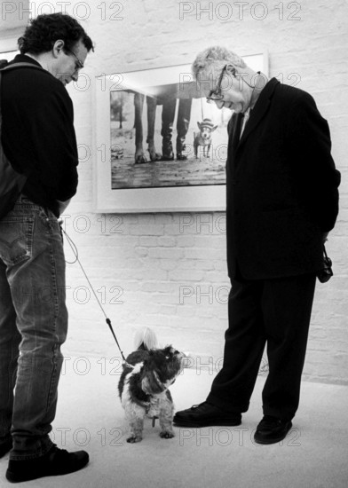 DEU, Germany, Berlin, 28.11.2001, Magnum photographer Elliott Erwitt during his exhibition opening at Gallery C/O