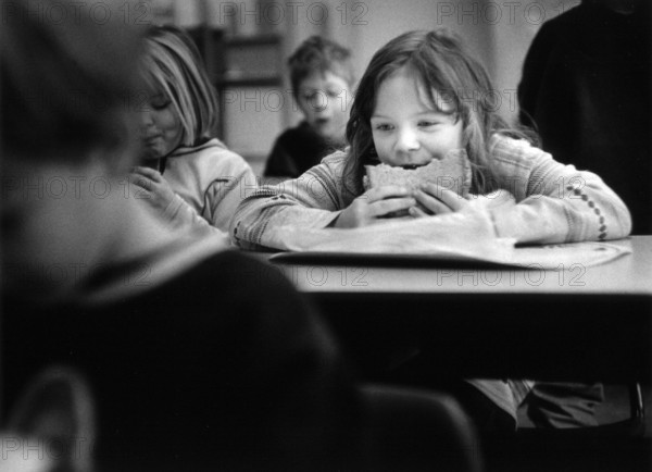 DEU, Meudt, 07.04.2000 -- Student eating lunch in class. -- © Karsten Thielker