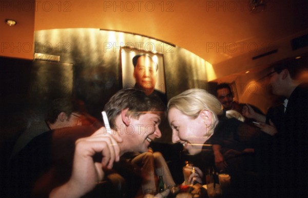 Berlin, DEU, 13.08.1999 -- Guests in the Lützow Bar with a poster of Mao Tse Tung in the background. -- © Karsten Thielker