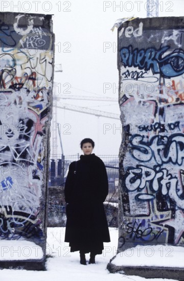 Berlin, DEU, 19.02.1999 -- portrait of Sahra Wagenknecht (member of the Federal Coordination Council of the Communist Platform of the PDS), between remains of the wall -- © Karsten Thielker