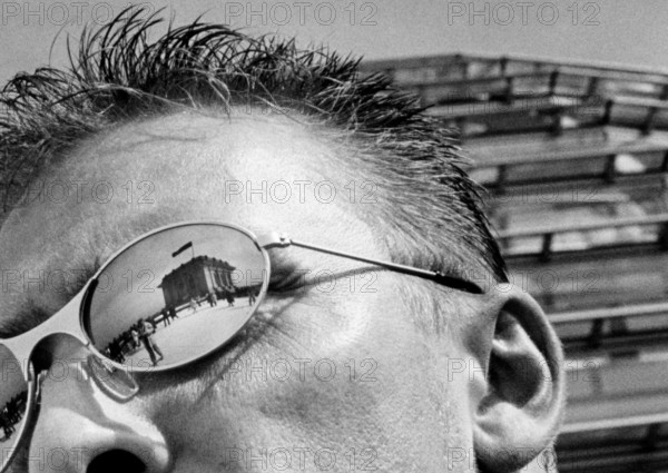 Berlin, DEU, 20.09.1999 -- portrait of a man on the roof of the Reichstag building. (dome, sunglasses, summer, tourism) -- © Karsten Thielker