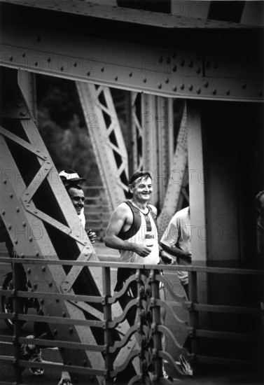 Berlin, GER, ??? -- Joschka Fischer jogging across Glienicke Bridge. -- © Karsten Thielker