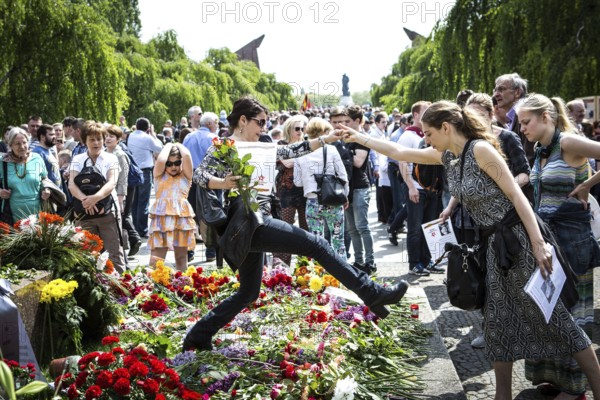 DEU Germany Germany Berlin Russian commemoration of the 70th anniversary of the end of the war at the Trewptow Memorial