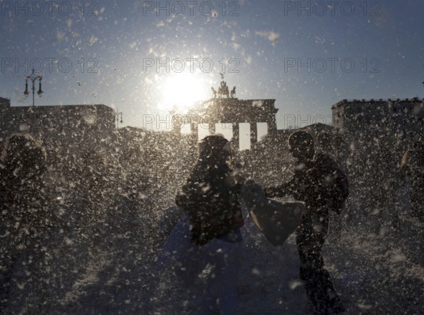 DEU Berlin It rains feathers during a pillow fight involving several hundred people at the Brandenburg Gate. Germany Berlin A flashmob battle with old pillows at Brandenburg Gate