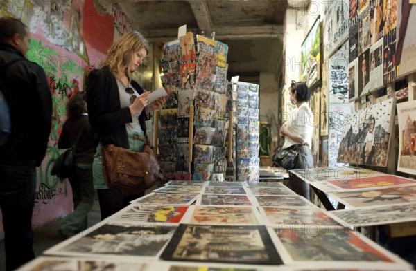 DEU Berlin Visitors to Tacheles Germany Berlin Visitors at the Tacheles building