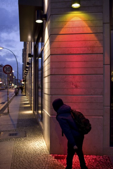DEU Germany Berlin A boy looks around the corner at Rosenthaler Straße in Berlin Mitte. Germany Berlin Rosenthaler street in Berlin-Mitte