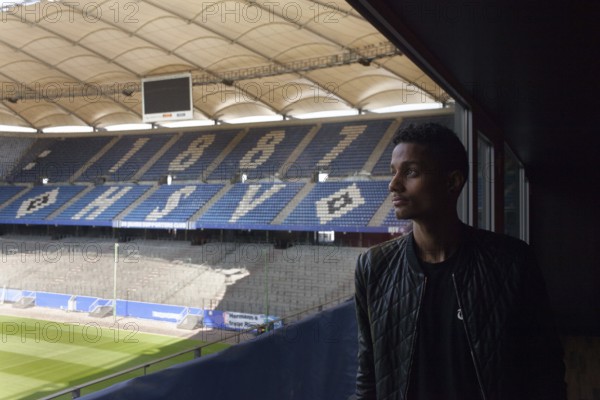 DEU Hamburg British soccer player Michael Mancienne looks into the HSV stadium, the Imtech Arena. Germany Hamburg British soccer player Michael Mancienne at the Hamburg Stadium