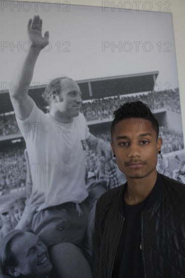 DEU Hamburg British soccer player Michael Mancienne in front of a photo of soccer legend Uwe Seeler. Germany Hamburg British soccer player Michael Mancienne in front of a picture showing the soccer icon Hamburg player Uwe Seeler
