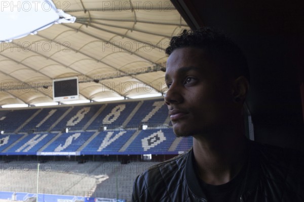DEU Hamburg British soccer player Michael Mancienne looks into the HSV stadium, the Imtech Arena. Germany Hamburg British soccer player Michael Mancienne at the Hamburg Stadium