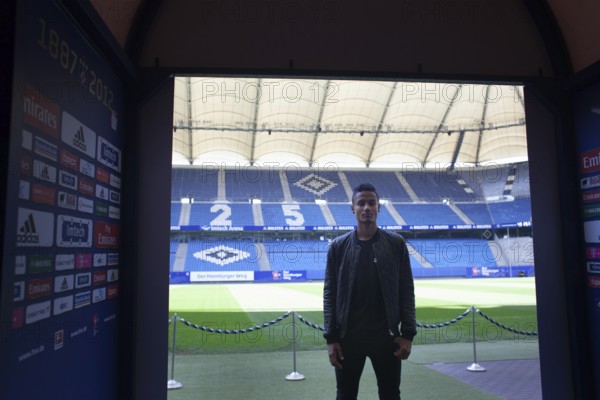 DEU Hamburg British soccer player Michael Mancienne looks into the HSV stadium, the Imtech Arena. Germany Hamburg British soccer player Michael Mancienne at the Hamburg Stadium