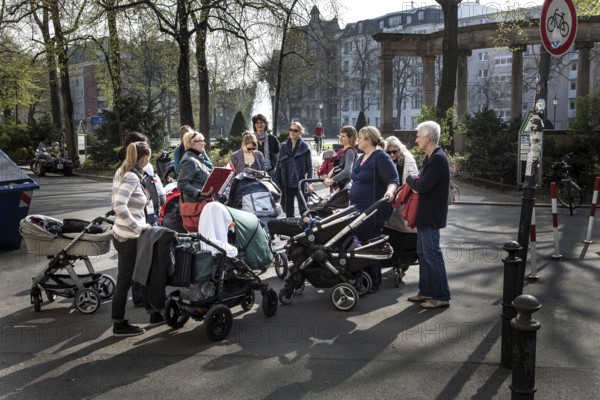 DEU Germany Germany Berlin Mothers and grandmothers take part in a guided city tour by Gudrun Blankenberg