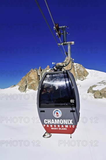 Télécabine Panoramic Mont-Blanc, opened in 1957, floats 5 km above glaciers between Aiguille du Midi and Pointe Helbronner, Mont Blanc Massif, Chamonix-Mont-Blanc, Haute-Savoie, France
