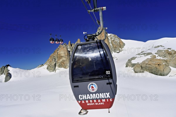 Télécabine Panoramic Mont-Blanc, opened in 1957, floats 5 km above glaciers between Aiguille du Midi and Pointe Helbronner, Mont Blanc Massif, Chamonix-Mont-Blanc, Haute-Savoie, France