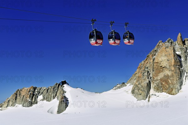 Télécabine Panoramic Mont-Blanc, opened in 1957, floats 5 km above glaciers between Aiguille du Midi and Pointe Helbronner, Mont Blanc Massif, Chamonix-Mont-Blanc, Haute-Savoie, France