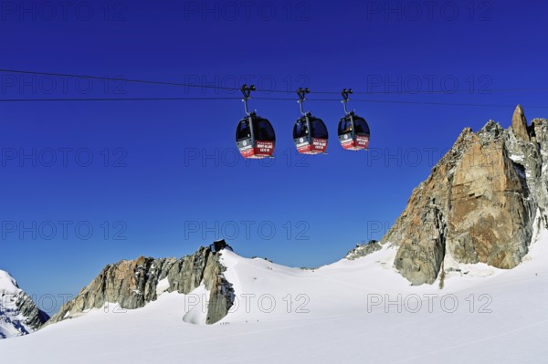 Télécabine Panoramic Mont-Blanc, opened in 1957, floats 5 km above glaciers between Aiguille du Midi and Pointe Helbronner, Mont Blanc Massif, Chamonix-Mont-Blanc, Haute-Savoie, France