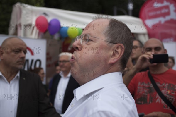 DEU, Germany, Berlin, 17.08.2013 SPD election campaign kick-off with top candidate Peer Steinbrück under the slogan “The We Decide” with a celebration of 150 years of the SPD in front of the Brandenburg Gate in Berlin. Steinbrück at the Kirschkerne wetspitting competition. 150 years anniversay party of the German social democratic party in front of the upcoming general election with candidate Peer Steinrück