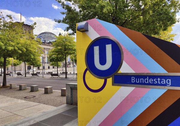 Entrance to Bundestag subway station with Reichstag in the background, government district, Berlin-Mitte, Berlin, Germany