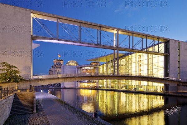 Bridge between Marie-Elisabeth-Lüders-Haus and Paul-Löbe-Haus with the river Spree in the evening, government district, Berlin-Mitte, Berlin, Germany
