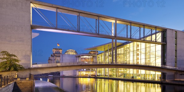 Bridge between Marie-Elisabeth-Lüders-Haus and Paul-Löbe-Haus with the river Spree in the evening, government district, Berlin-Mitte, Berlin, Germany