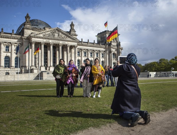 DEU Germany Germany Berlin Tourists, woman from Bangladesh, take pictures of themselves in front of the Reichstag