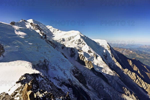 Snow-covered Mont Maudit from left, Mont-Blanc, Dôme du Goûter, Aiguille du Goutier, viewing platform, mountain station, Aiguille du Midi, Chamonix-Mont-Blanc, Haute-Savoie, France