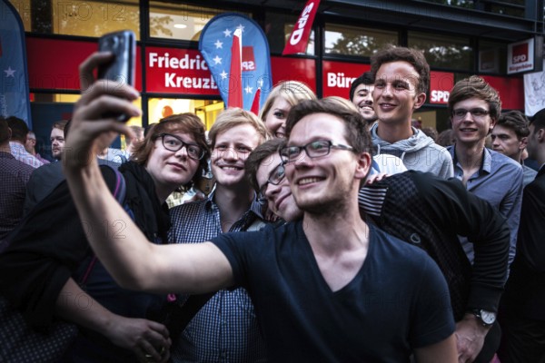 DEU Germany Germany Berlin Selfi during the election party in the SPD district office Kreuzberg-Friedrichshain