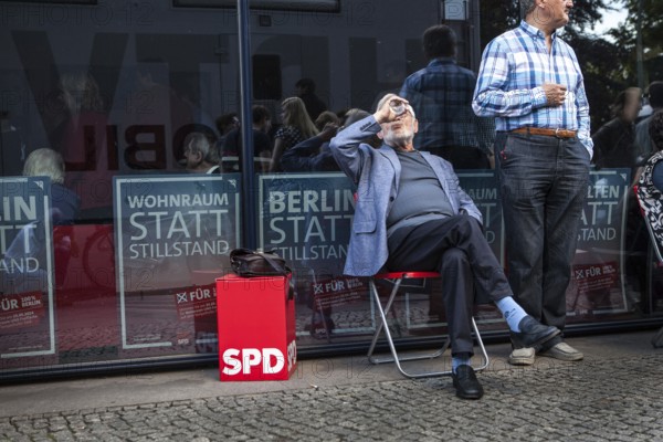 DEU Germany Germany Berlin election party in the SPD district office Kreuzberg-Friedrichshain