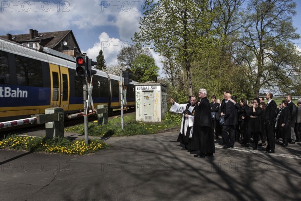 DEU Germany Germany Höxter mourning community is waiting at a railroad crossing on the way to the cemetery. Funeral of war photographer Anja Niedringhausen