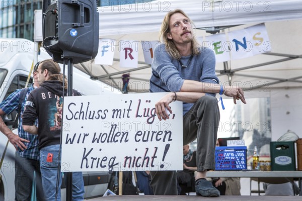 DEU Germany Germany Berlin The initiator of the Monday demonstration, Lars Mährholz, during a rally on Potsdamer Platz