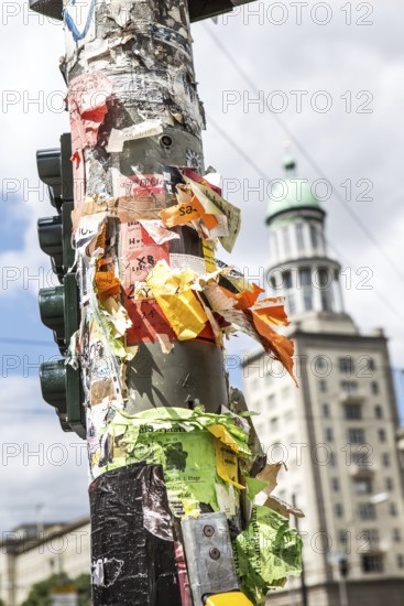 DEU Germany Germany Berlin note with advertisements at a traffic light at Frankfurter Tor in Friedrichshain