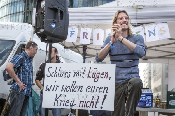 DEU Germany Germany Berlin The initiator of the Monday demonstration, Lars Mährholz, during a rally on Potsdamer Platz