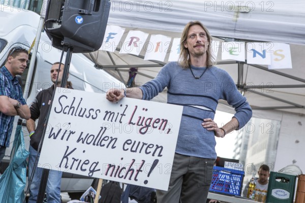 DEU Germany Germany Berlin The initiator of the Monday demonstration, Lars Mährholz, during a rally on Potsdamer Platz