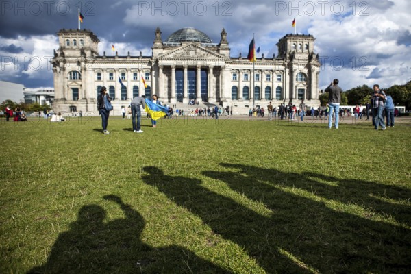 DEU Germany Germany Berlin Tourists take pictures of themselves in front of the Reichstag