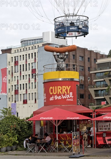 Curry at the Wall snack bar with passengers in the HiFlyer World Balloon, bizarre scene, Zimmerstraße, Berlin, Germany