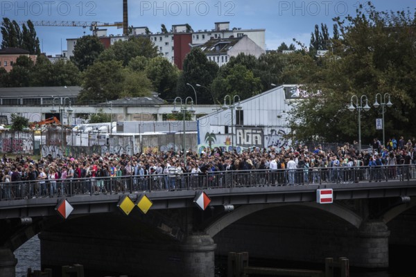DEU Germany Germany Berlin Partygoers cross the Schllingsbrücke and demonstrate for their right to celebrate