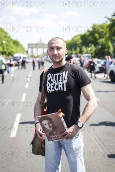 DEU Germany Germany Berlin Members of the Russian rocker group Nightwolves celebrated the 71st anniversary of the victory over Nazi Germany in Berlin. They laid wreaths at the Soviet War Memorial in Treptower Park and at the Soviet War Memorial near the Brandenburg Gate. Putin pendant with T-shirt
