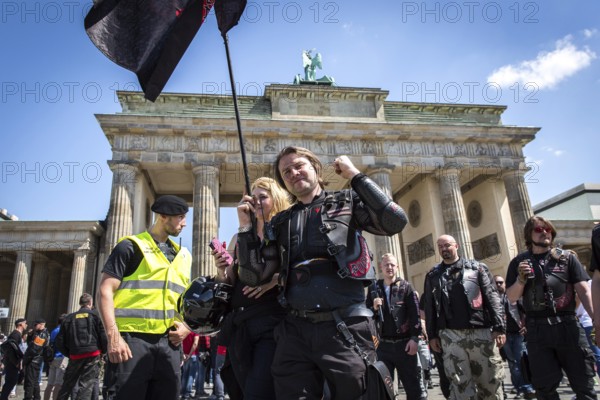 DEU Germany Germany Berlin Members of the Russian rocker group Nightwolves celebrated the 71st anniversary of the victory over Nazi Germany in Berlin. They laid wreaths at the Soviet War Memorial in Treptower Park and at the Soviet War Memorial near the Brandenburg Gate. Night wolves in front of the Brandenburg Gate