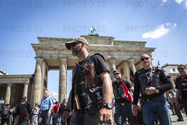 DEU Germany Germany Berlin Members of the Russian rocker group Nightwolves celebrated the 71st anniversary of the victory over Nazi Germany in Berlin. They laid wreaths at the Soviet War Memorial in Treptower Park and at the Soviet War Memorial near the Brandenburg Gate. Night wolves in front of the Brandenburg Gate
