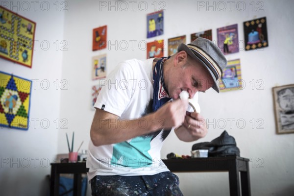 DEU Germany Germany Berlin The artist Jim Avignon setting up an exhibition at the 'Retram' gallery in Berlin-Neukölln