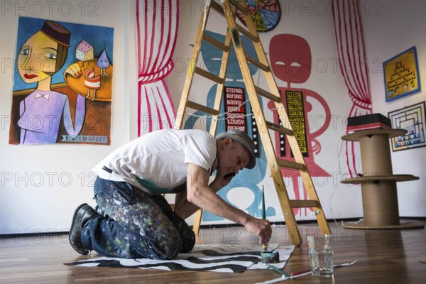 DEU Germany Germany Berlin The artist Jim Avignon setting up an exhibition at the 'Retram' gallery in Berlin-Neukölln