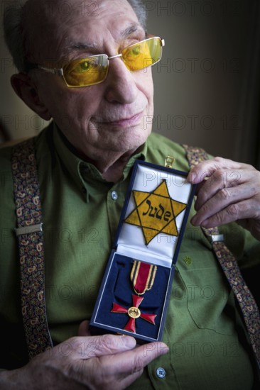 DEU Germany Germany Berlin The Jewish witness Walter Frankenstein with his Jewish star from 1942 and the Federal Cross of Merit of the Federal Republic of Germany