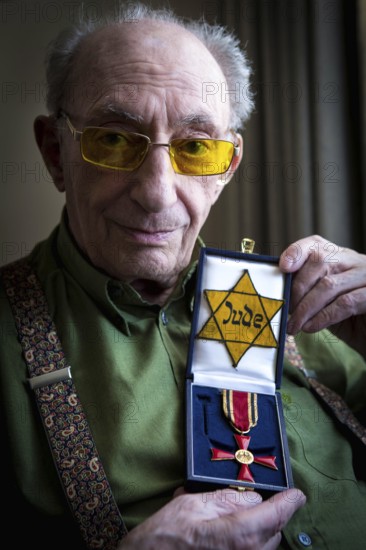 DEU Germany Germany Berlin The Jewish witness Walter Frankenstein with his Jewish star from 1942 and the Federal Cross of Merit of the Federal Republic of Germany