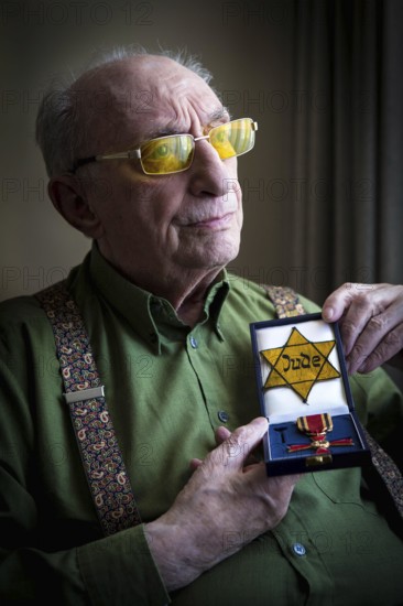 DEU Germany Germany Berlin The Jewish witness Walter Frankenstein with his Jewish star from 1942 and the Federal Cross of Merit of the Federal Republic of Germany