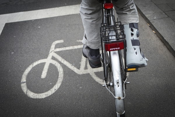 DEU Germany Germany Berlin Cyclists with splints on a bicycle path in Mitte